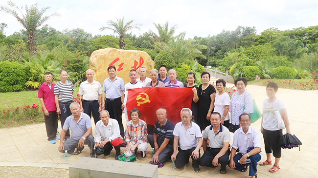 湖光巖風(fēng)景區(qū)管理局老干支部黨員們?cè)邳h建紅林合照.jpg