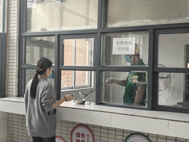 附城中學(xué)為孩子提供免費(fèi)例湯。 附城中學(xué)為孩子提供免費(fèi)例湯。