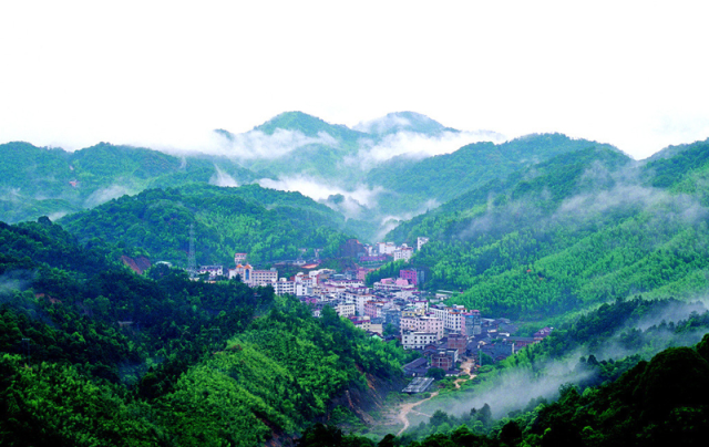 2024年以來，環(huán)“兩山”引領(lǐng)區(qū)加快建設(shè)，農(nóng)文旅融合發(fā)展勢頭正勁。