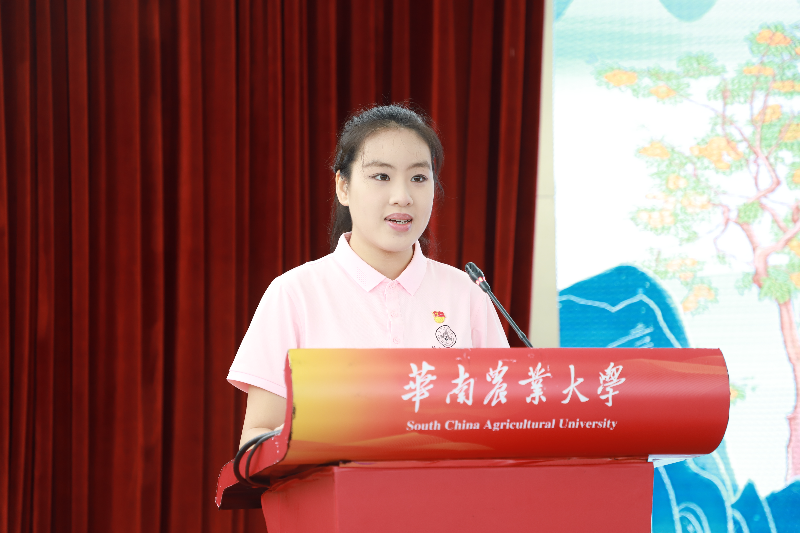 獲獎學生代表鐘穎分享實踐經驗.JPG